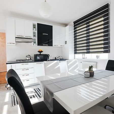 White Spacious Apartment سيبيو المظهر الخارجي الصورة