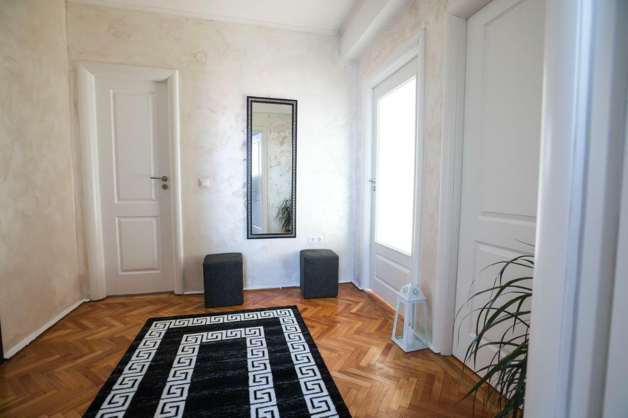 White Spacious Apartment سيبيو المظهر الخارجي الصورة